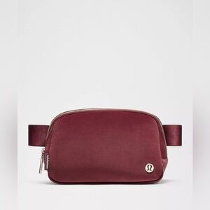 🆕💕 Lululemon Everywhere Belt Bag Velour - Wine Berry Gold
